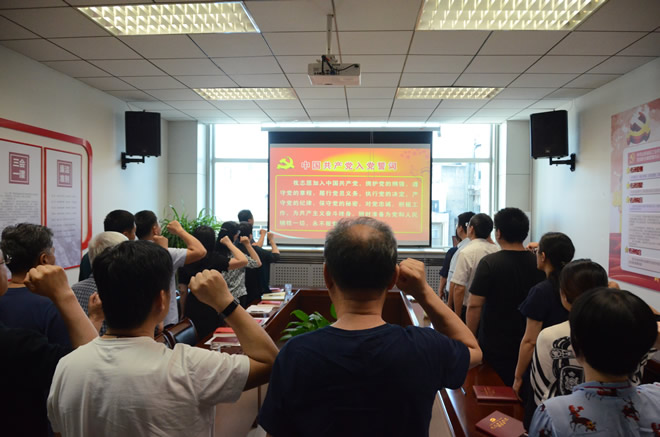 輕工供銷公司開(kāi)展“政治生日話初心 勇?lián)姑偾靶小被顒?dòng)
