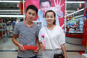 上海新東方牽手家樂福 為數(shù)百對情侶見證永恒幸福