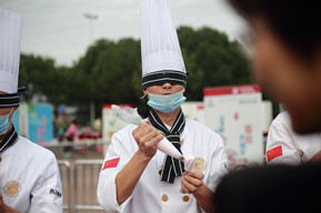 蒙眼裱花 上海新東方學(xué)子飆技奉賢職業(yè)技能競賽