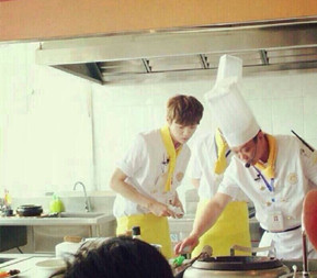 鹿晗來(lái)新東方學(xué)廚師啦