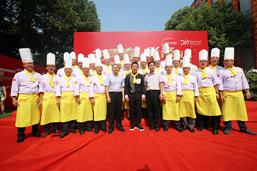 與全能男神黃渤同行 平凡“追夢(mèng)人”閃耀紅毯