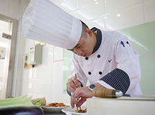 【名企進校園】臨港豪生大酒店名廚來我校宣講上課