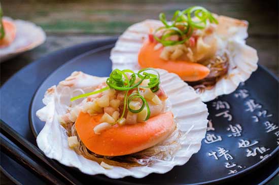 新東方烹飪學(xué)?！馊胤劢z蒸扇貝的做法