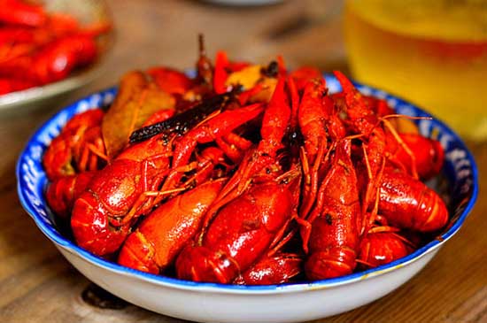 新東方烹飪學(xué)校--麻辣小龍蝦的方法