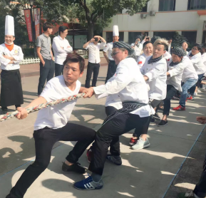 一場(chǎng)熱火朝天的拔河比賽 精彩絕倫