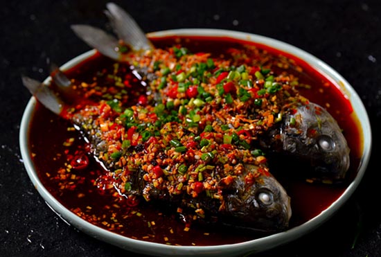 上海新東方烹飪學(xué)校——涼拌鯽魚的做法