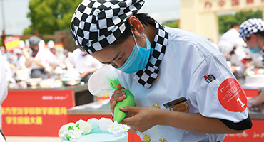 教學(xué)質(zhì)量月初顯成效 裱花技能大賽隆重召開