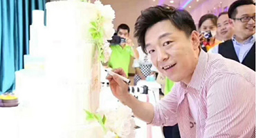 影帝黃渤駕到新東方，提筆蛋糕為新東方慶生