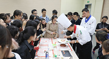 斬獲上海餐飲服務(wù)行業(yè)技能大賽一等獎(jiǎng) 陶鋒杰老師受邀前往復(fù)旦大學(xué)進(jìn)行西餐培訓(xùn)