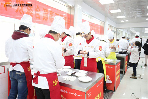 沒有家人的元宵節(jié) 老師和同學(xué)陪你度過