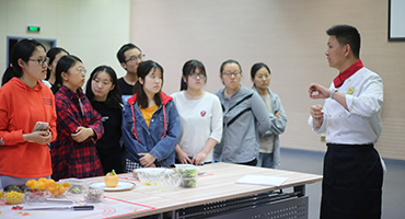 新東方老師二度受邀走進復旦大學 美食講座越來越受歡迎