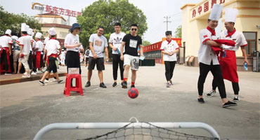 上海新東方盛大舉辦美食嘉年華 美食的誘惑讓他們紛至沓來(lái)