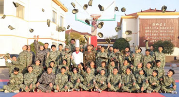 又逢新生軍訓(xùn)時 你們的迷彩雄姿就是帥