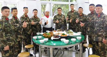 美食進(jìn)軍營 會做菜的兵哥哥真是太帥了