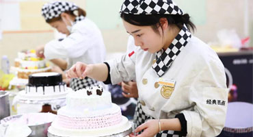 早知道西點師工資這么高，當初就應(yīng)該