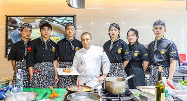 “88學(xué)廚日”校園活動(dòng)暨外籍廚藝大師來校授課紀(jì)實(shí)
