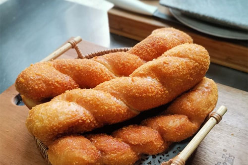 酸奶爆漿大麻花的做法——新東方烹飪學(xué)校