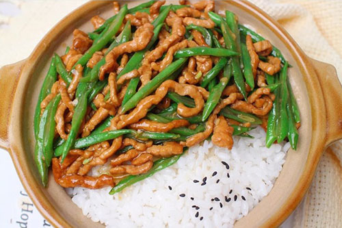 豆角肉絲飯的做法——新東方烹飪教育