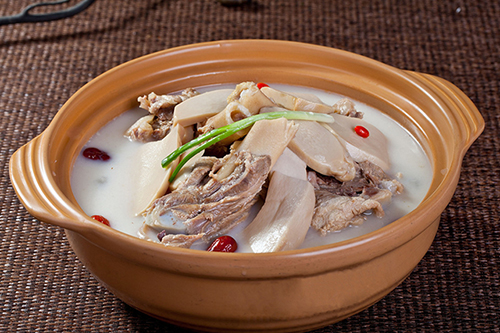 過年燉骨頭湯的5個烹飪技巧 湯美味營養(yǎng)不油膩