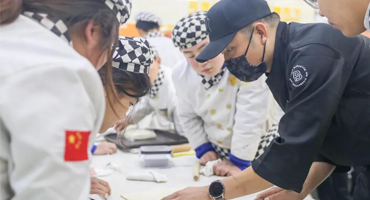 名企名師進(jìn)校園：夯實(shí)學(xué)子基礎(chǔ)知識(shí)，促進(jìn)學(xué)子技能創(chuàng)新