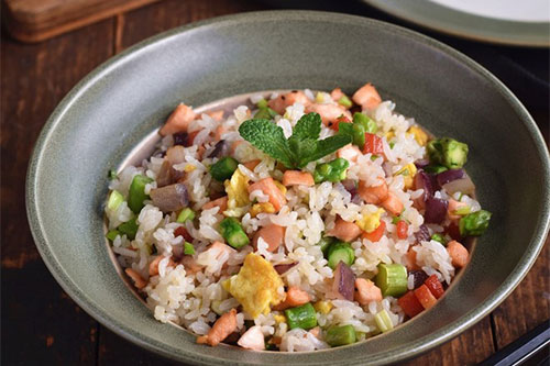 蘆筍三文魚炒飯的做法——新東方烹飪教育