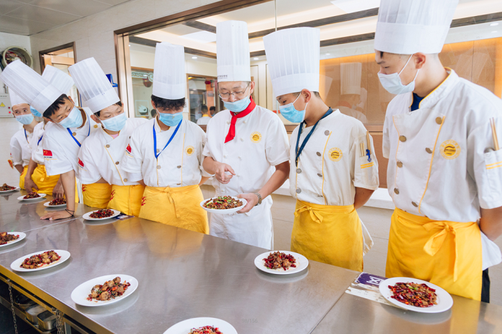 學(xué)面點(diǎn)師如何選擇好學(xué)校呢？