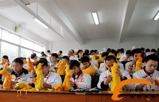 學(xué)生學(xué)習(xí)雕刻技術(shù)