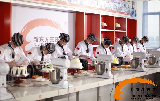 西點(diǎn)學(xué)員“一人一轉(zhuǎn)盤”動(dòng)手實(shí)操