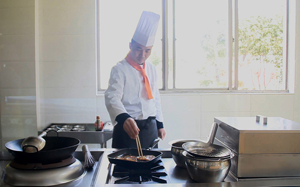 童廚在做烤魚排