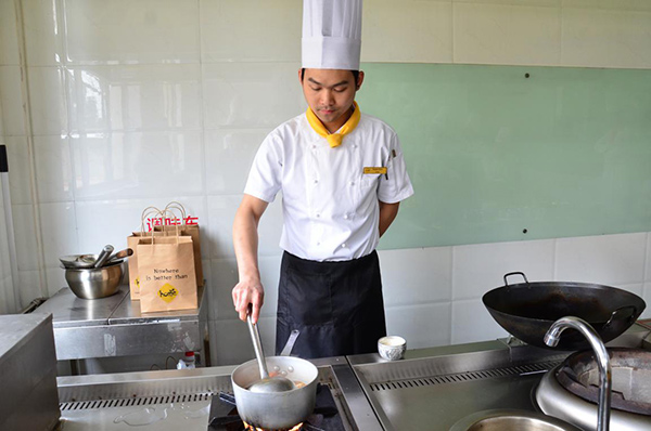 班克主廚正在認(rèn)真烹調(diào)湯汁