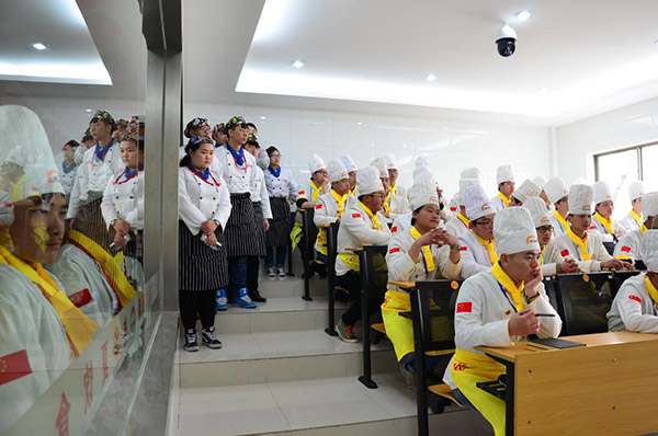 演示廳內(nèi)外都擠滿了好奇的同學(xué)們