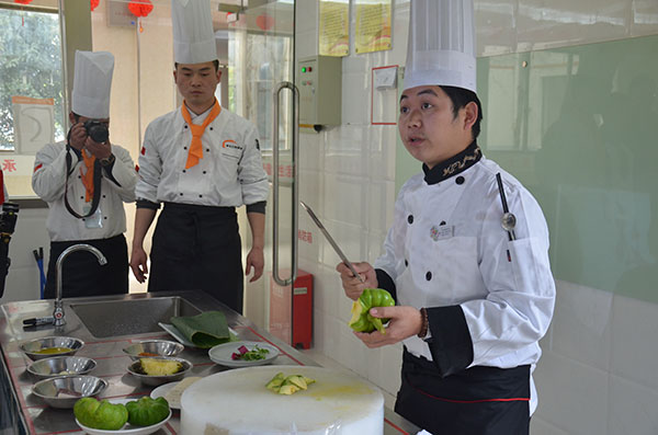 李守祥總廚在介紹小麥瓜的制作特點(diǎn)