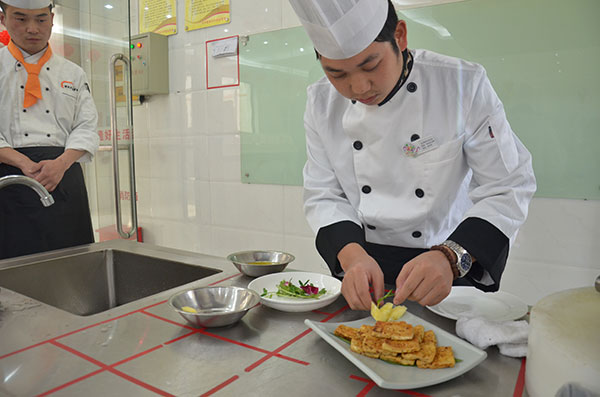 李守祥總廚在為香煎石屏豆腐裝盤