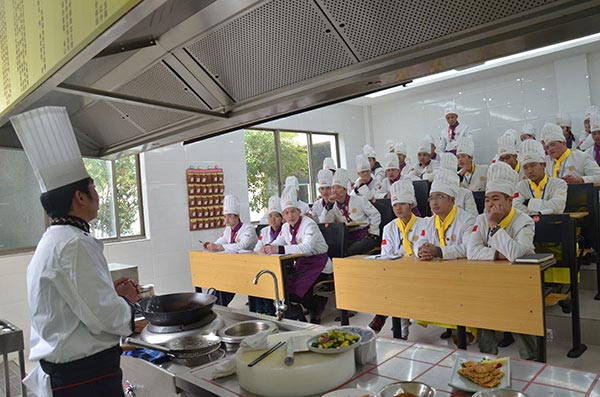 李守祥總廚在回答同學(xué)們提出的問題