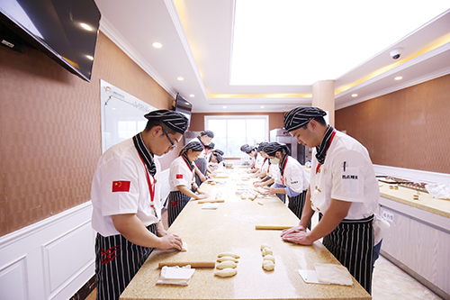 西點(diǎn)學(xué)生 500.jpg